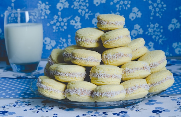 Galletas de caramelo sobre tela azul