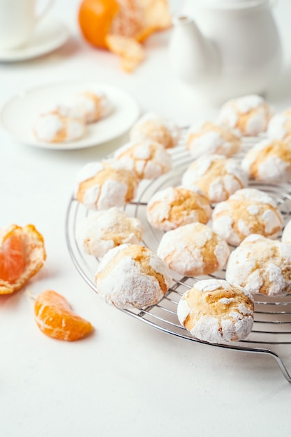 Galletas caseras agrietadas en una rejilla para hornear