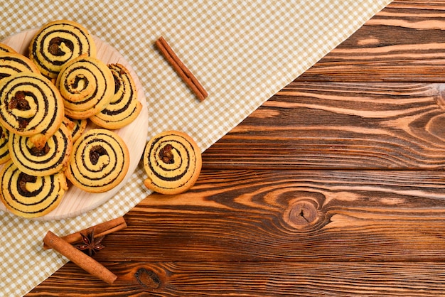 Foto galletas caseras al horno con pasas y semillas de amapola. espacio para texto o diseño.