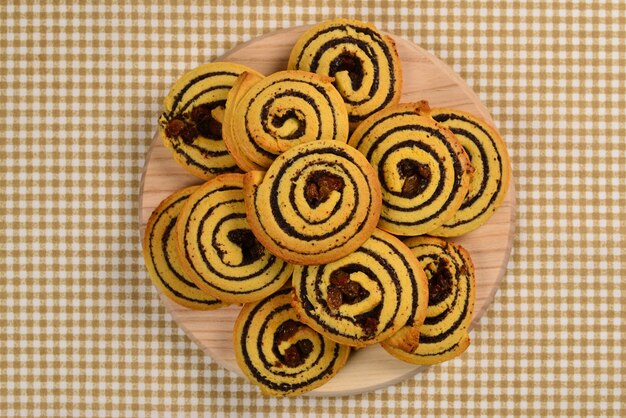 Galletas caseras al horno con pasas y semillas de amapola. Espacio para texto o diseño.