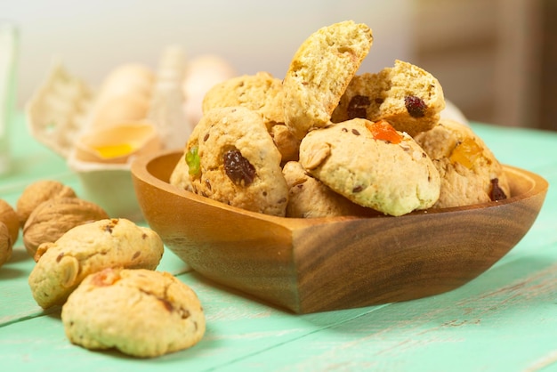 Galletas caseras de avena con fruta confitada en un plato en forma de corazón