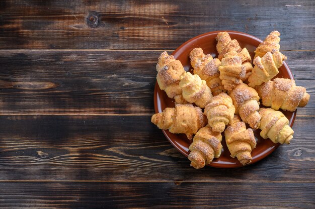 Galletas caseras bagels de masa de requesón en la superficie de madera marrón vista superior de estilo rústico