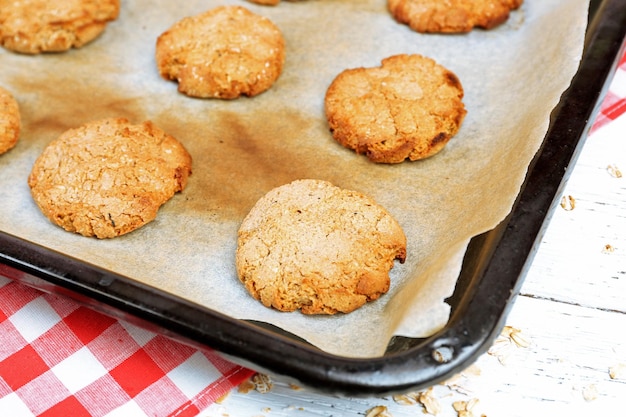 Galletas caseras en una bandeja para hornear de cerca