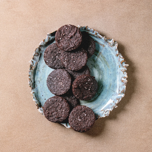 Galletas caseras de brownies salados de chocolate amargo con sal