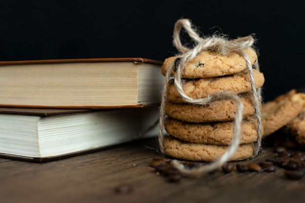 Galletas caseras con chispas de chocolate, libro y granos de café.