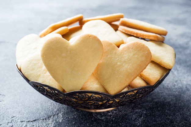 Galletas caseras del corazón en una placa