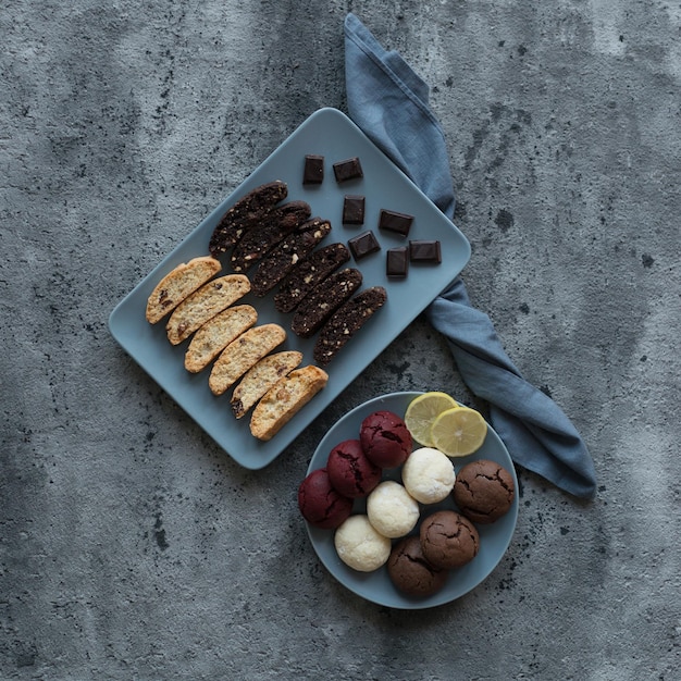 Las galletas caseras están sobre la mesa, vista superior