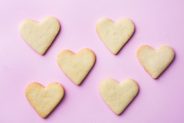 Galletas caseras en forma de corazón.