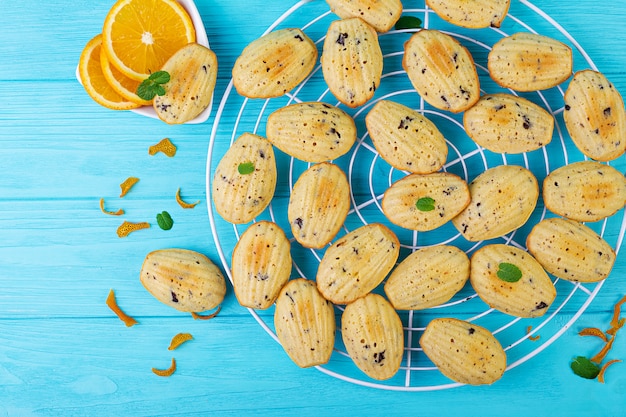 Galletas caseras. Galletas francesas Madeleines con jugo de naranja y chispas de chocolate.