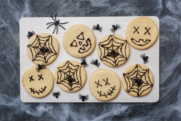 Galletas caseras para Halloween, galletas con caras divertidas y telarañas