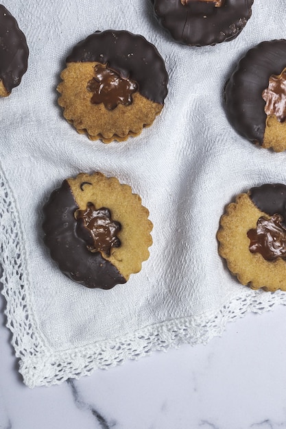 Galletas caseras de jengibre, canela y chocolate sobre fondo de mármol