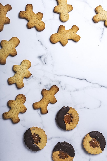 Galletas caseras de jengibre, canela y chocolate