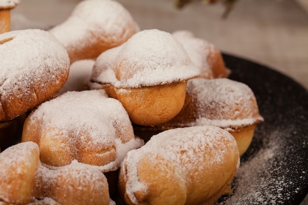 Galletas caseras con leche condensada rellenas de nueces.