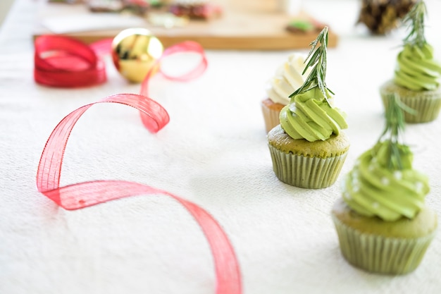 Foto galletas caseras de la magdalena y del pan de jengibre de la navidad.