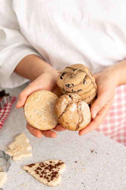 Foto galletas caseras en manos femeninas concepto de horneado navideño