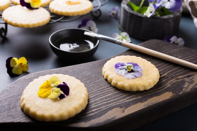 Galletas caseras de mantequilla con flores comestibles