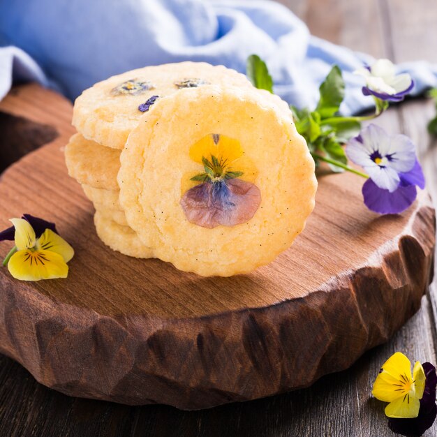 Galletas caseras de mantequilla con flores comestibles