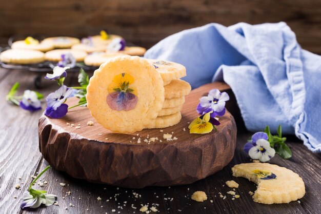 Galletas caseras de mantequilla con flores comestibles