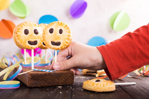 Galletas caseras de mantequilla en el palo