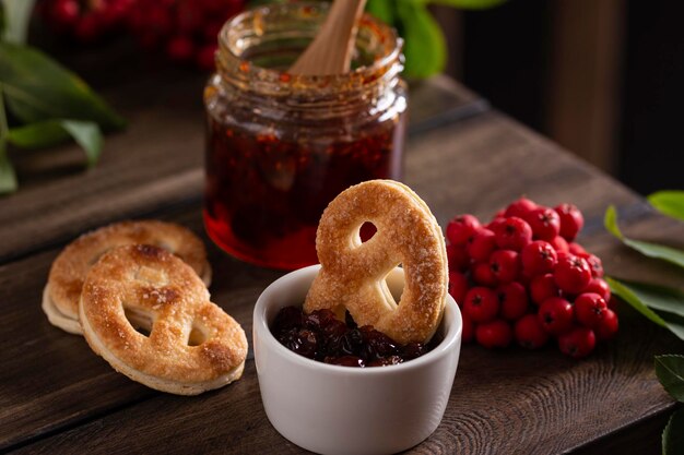 Foto galletas caseras con mermelada de frutos rojos