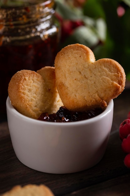 Galletas caseras con mermelada de frutos rojos