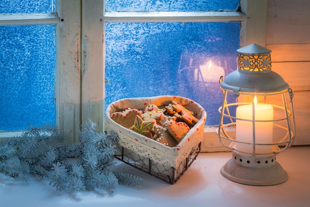 Galletas caseras en mesa blanca con ventana azul para Navidad