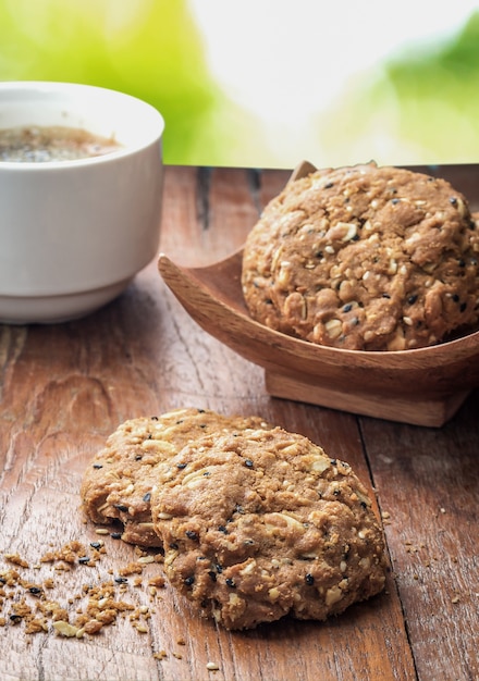 galletas caseras en la mesa de madera en el jardín