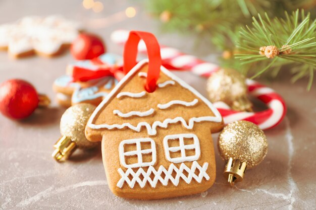 Galletas caseras de Navidad, dulces, juguetes en marrón, espacio para texto. De cerca