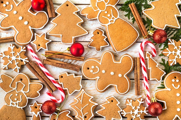 Galletas caseras de Navidad en mesa de madera