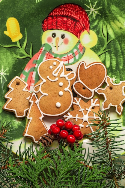 Foto galletas caseras de navidad en un plato de navidad