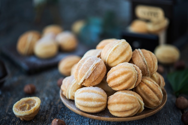 Galletas caseras, nueces con leche condensada.