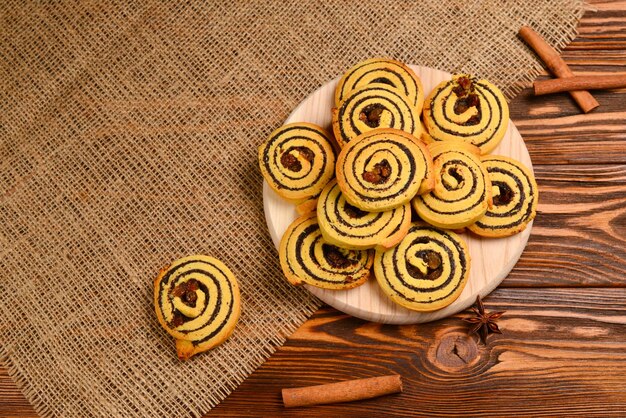 Galletas caseras con pasas y semillas de amapola Espacio para texto o diseño