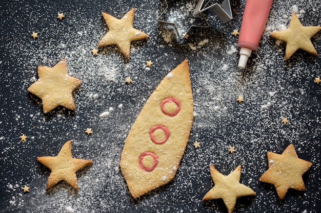 Galletas caseras. Pastas dulces en forma de nave espacial y estrellas.