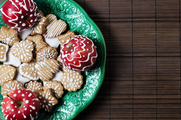 Galletas caseras en un plato verde vintage