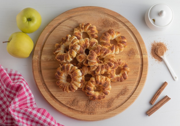 Galletas caseras recién horneadas con manzana en placa de madera. Galletas deliciosas. Vista superior. Concepto de cocina.