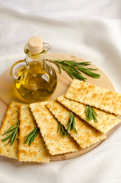 Foto galletas caseras con romero y aceite de oliva sobre tabla de madera