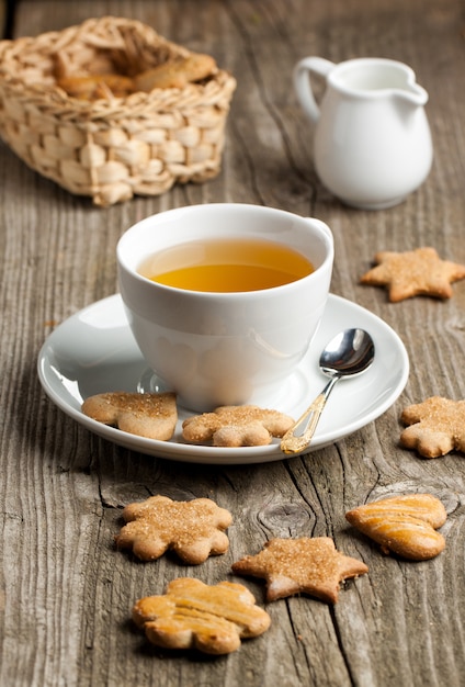 Galletas caseras y taza de té