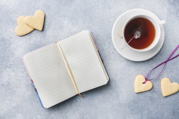 Galletas caseras y taza de té.