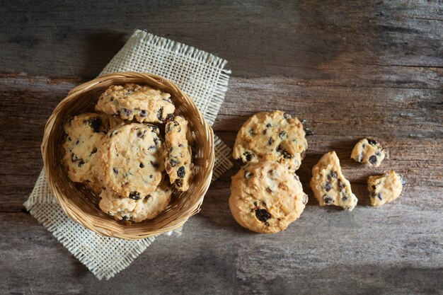 Galletas caseras en un tazón de madera en la mesa de madera