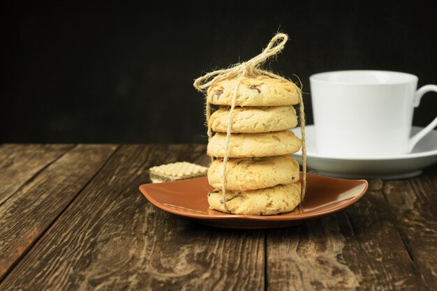 Galletas caseras con trozos de chocolate Deliciosas galletas de chocolate de forma redonda Copiar espacio Fondo con lugar para texto