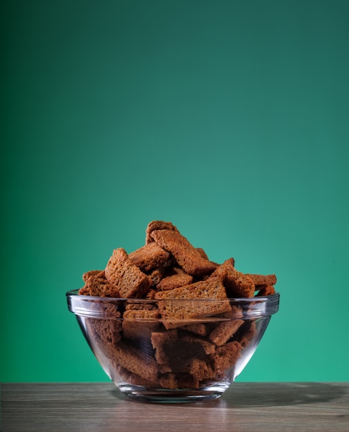 Galletas de centeno con especias y sal en plato transparente