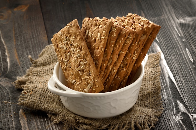 Galletas de cereales en una mesa de madera