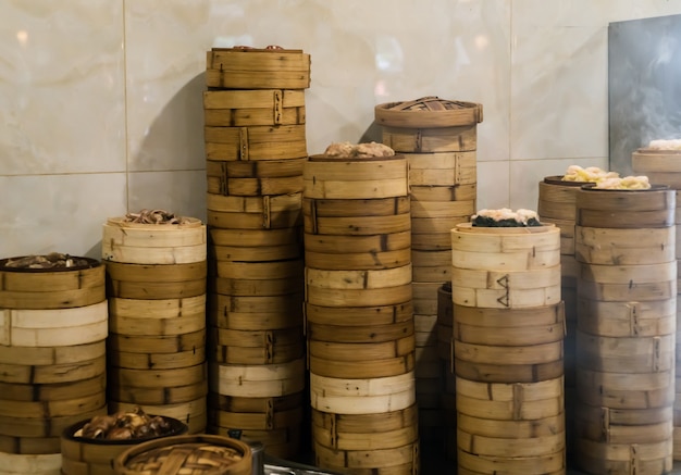 Las galletas chinas humeantes están en la cocina