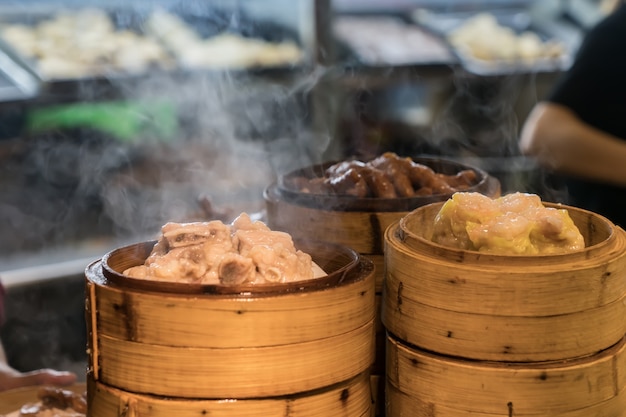 Las galletas chinas humeantes están en la cocina