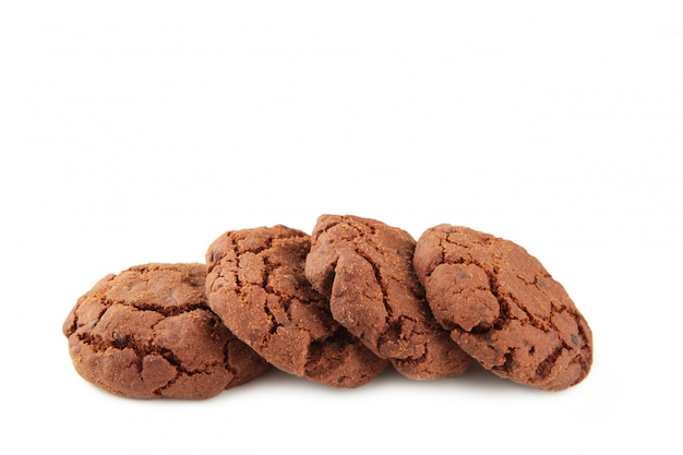 Galletas de chips de chocolate aisladas en blanco