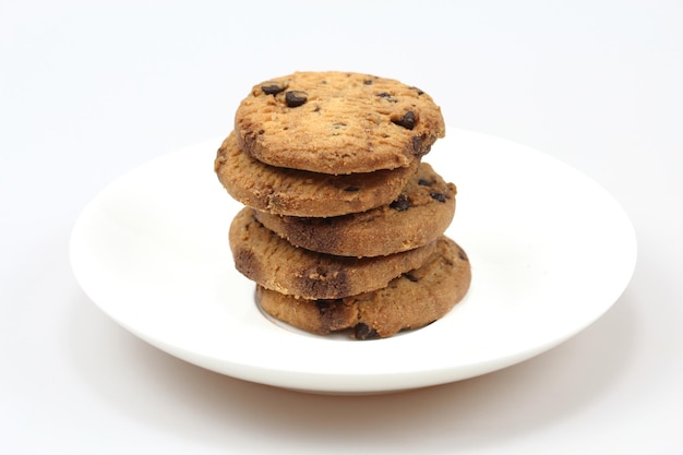 Galletas de chispas de chocolate aisladas sobre fondo blanco. Galletas dulces. Repostería casera.