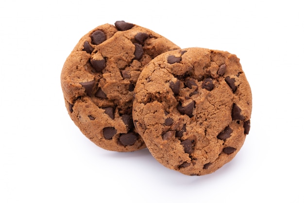 Galletas de chispas de chocolate aisladas sobre fondo blanco