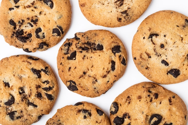 Galletas de chispas de chocolate aisladas