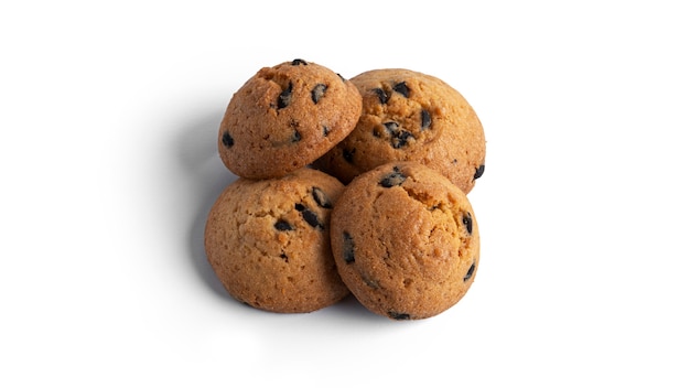 Galletas de chispas de chocolate aisladas.