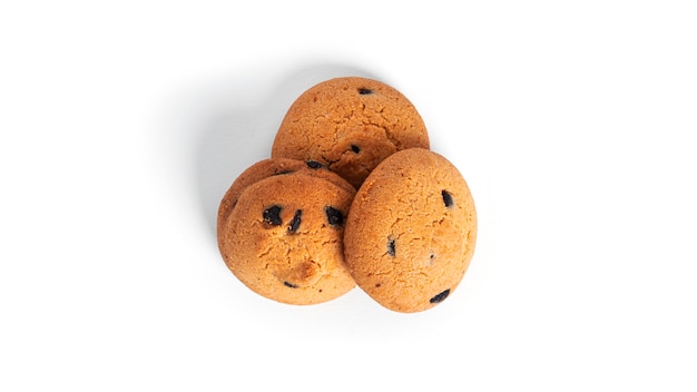 Galletas de chispas de chocolate aisladas.